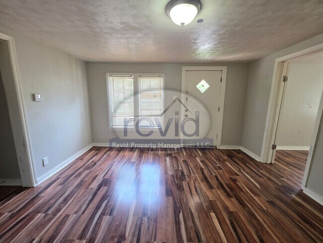 Building Photo - 3 Bedroom 1 Bath Home!!