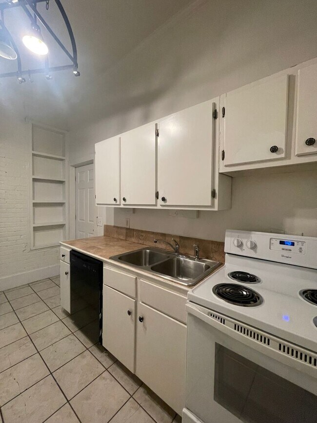 Foto del edificio - Three Bedroom Apartment - Great Downtown L...