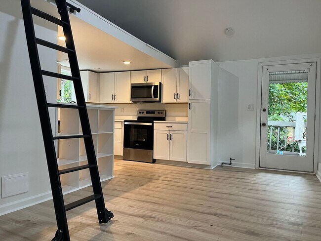 Foto del edificio - Renovated 1 Bd/ 1 Ba Cottage w/ Loft Walki...