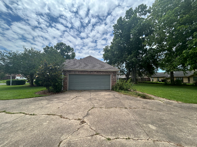 Building Photo - 205 N Rushmore Ln