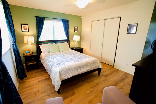Foto del edificio - FULLY FURNISHED upstairs of duplex with AM...