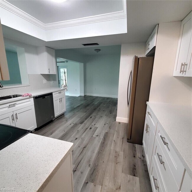 Foto del edificio - 3 br, 2 bath House - 9740 NW 25th St