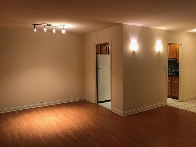 Dining Area - 5757 N Sheridan Rd