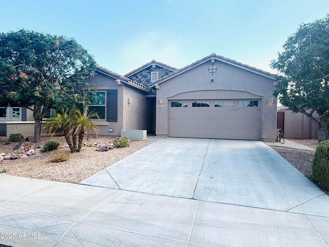Primary Photo - 3923 E Desert Broom Dr