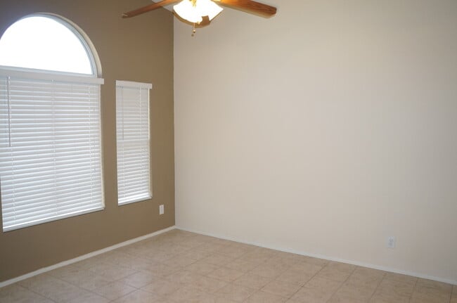 Building Photo - CUTE 2 BEDROOM / 2 FULL BATH TOWNHOME UNIT...