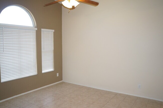 Foto del edificio - CUTE 2 BEDROOM / 2 FULL BATH TOWNHOME UNIT...