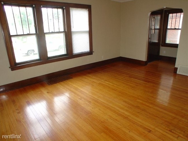 Building Photo - 2 br, 1 bath Apartment - 106 Kipling Blvd