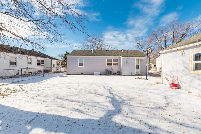 Building Photo - 130 S Twin Pines Ave