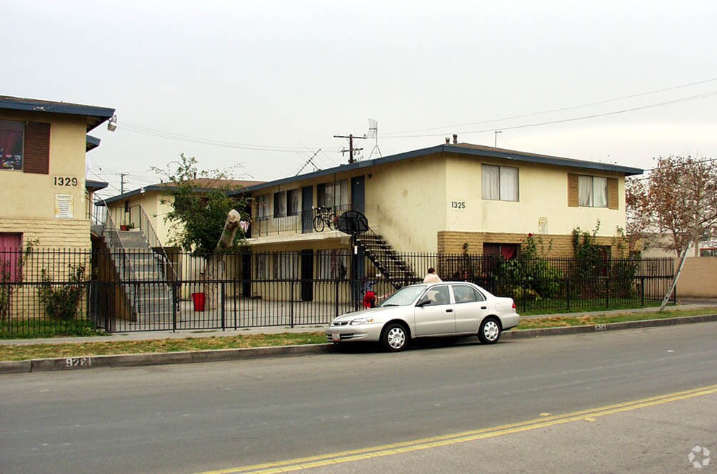 Building Photo - 1333 W Walnut Ave