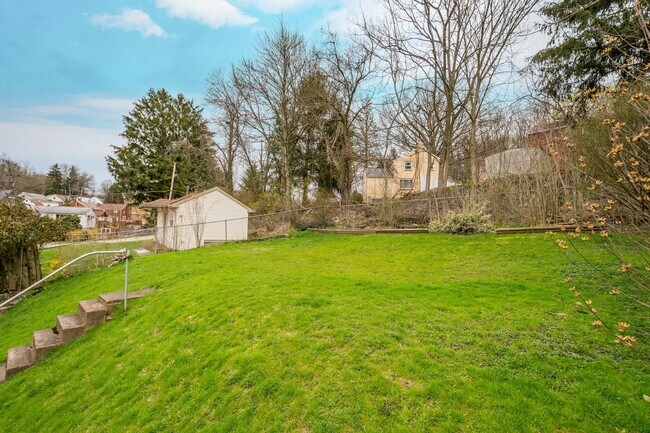 Foto del edificio - AVAILABLE JULY 1ST!! GORGEOUS 3 BED / 2 BATH HOME IN PENN HILLS!