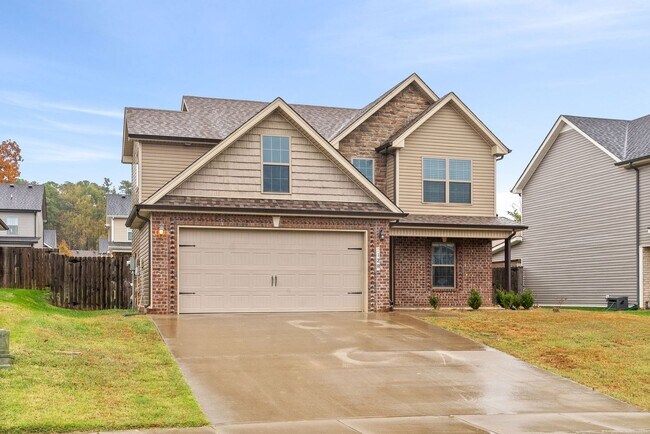 Building Photo - Pet Friendly Three Bedroom in Rossview!