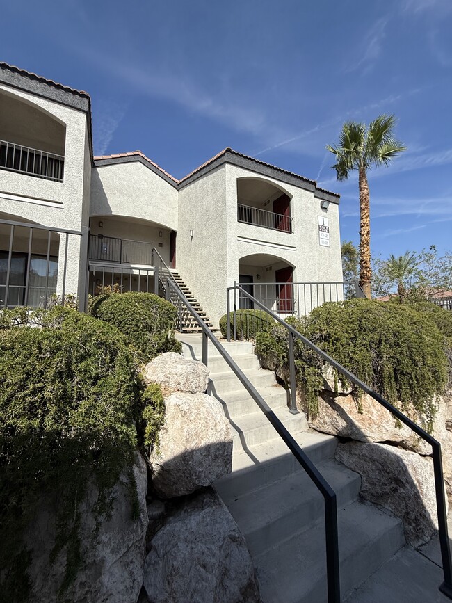 Building Photo - 950 Seven Hills Dr