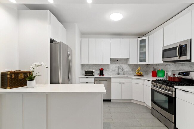 Building Photo - 45 River Dr S