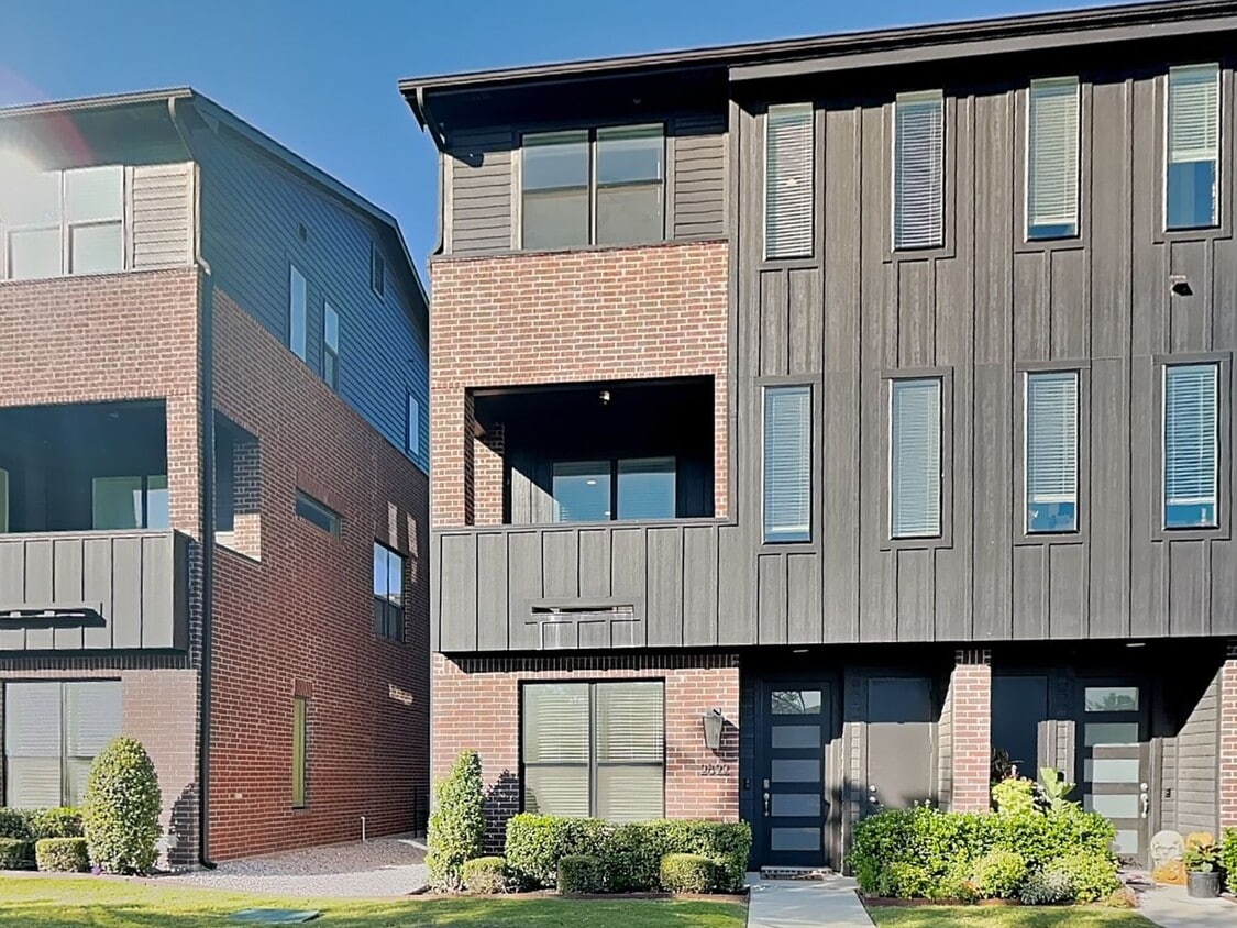 Primary Photo - Fabulous 3-Story Townhouse in Frisco Heigh...