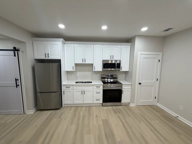 Building Photo - Room in Apartment on Comet Ives Ln