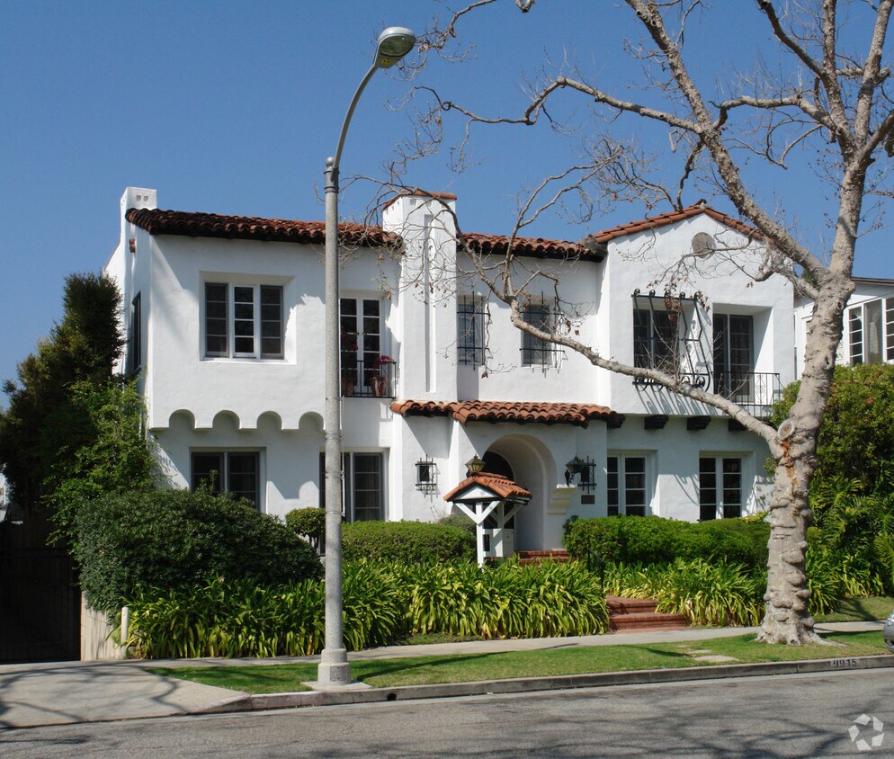 Building Photo - 9915 Robbins Dr