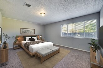 Building Photo - 10102 Crescent Moon Dr
