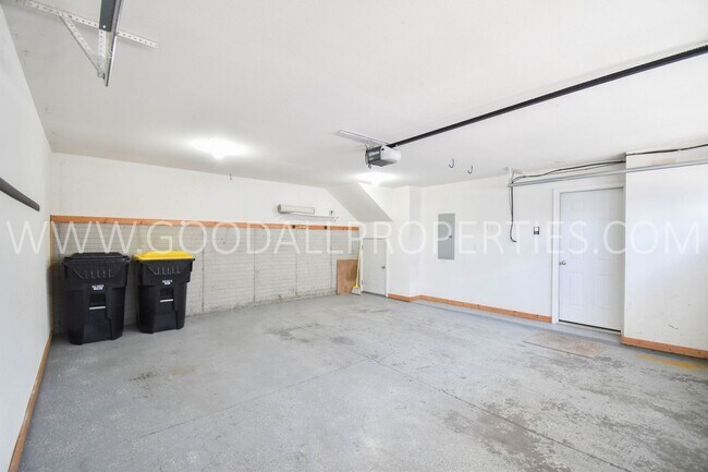 Building Photo - 2 bedroom, 2 bath Townhome Overlooking a W...