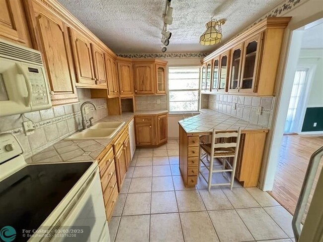 Building Photo - 3008 NW 69th Ct