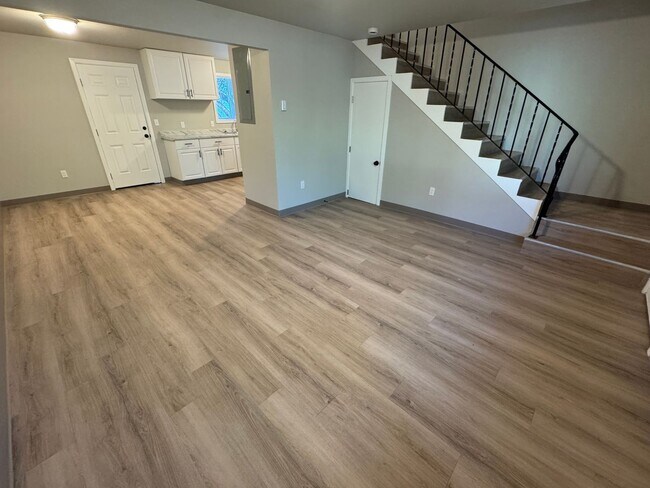 Foto del edificio - (248) 2 Bdrm Town Home w/ Private Yard Area