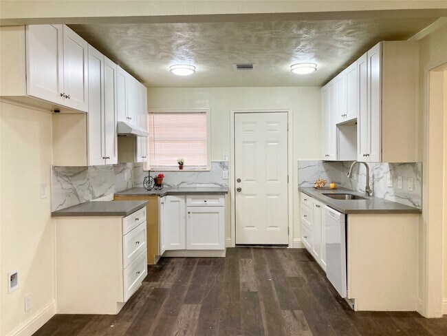 Foto del edificio - 10124 Homestead Rd