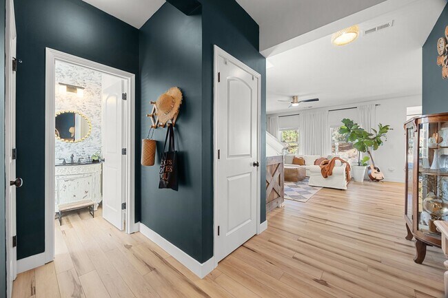 Foto del edificio - Discover this stunning 3-bedroom, 2.5-bath...