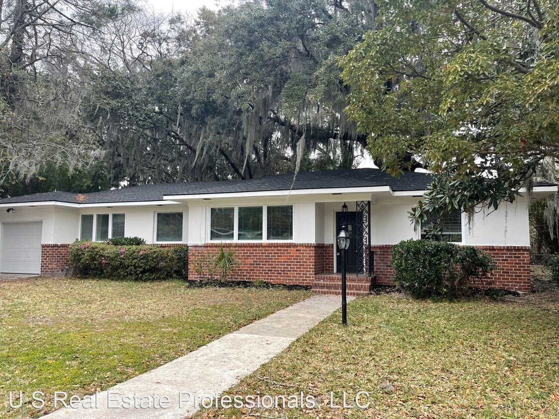 4 br, 2 bath House 130 E Fairmont Ave House for Rent in Savannah