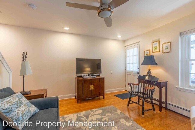 Building Photo - 2 br, 1.5 bath House - 220 W. Lafayette St...