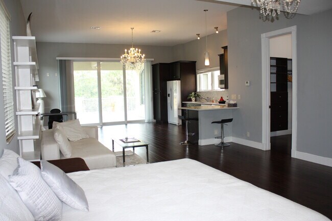 Foto del edificio - 5862 Homeland Rd