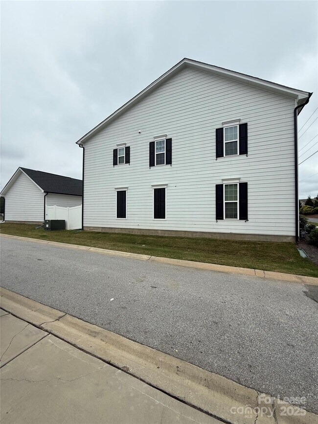 Foto del edificio - 140 Hamrick Rd