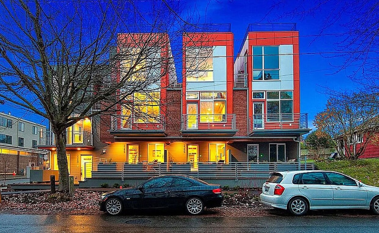 Primary Photo - Fully furnished Lakeside Townhome with Roo...