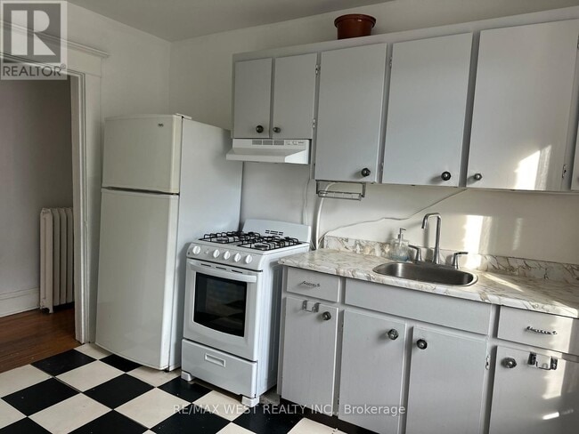 Building Photo - 324 Harbord St