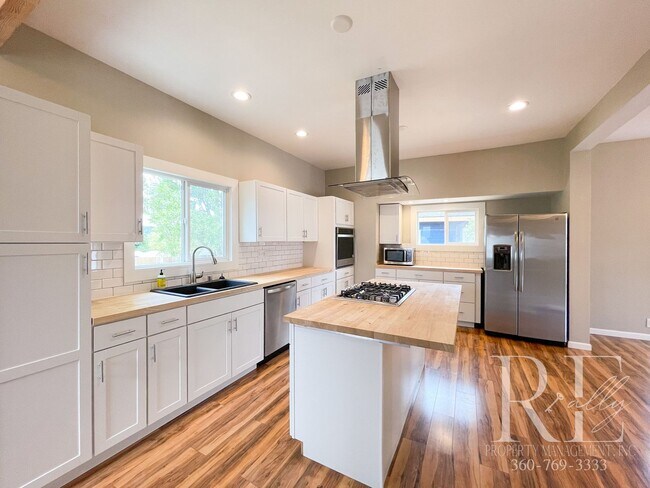 Foto del edificio - 3BR Bremerton Home with Vintage Charm & Mo...