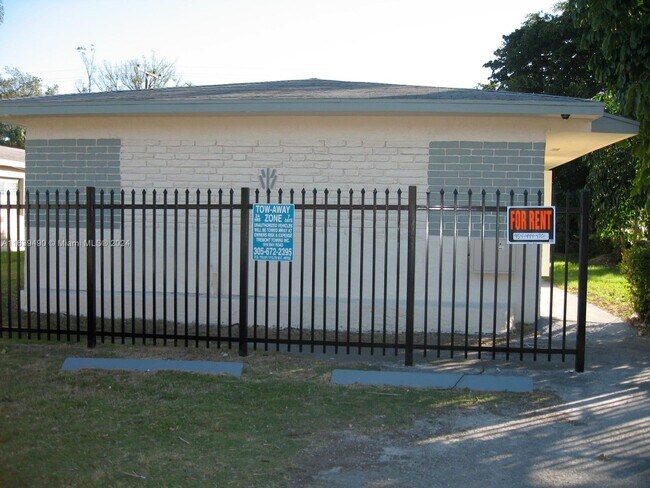 Foto del edificio - 1060 NE 80th St
