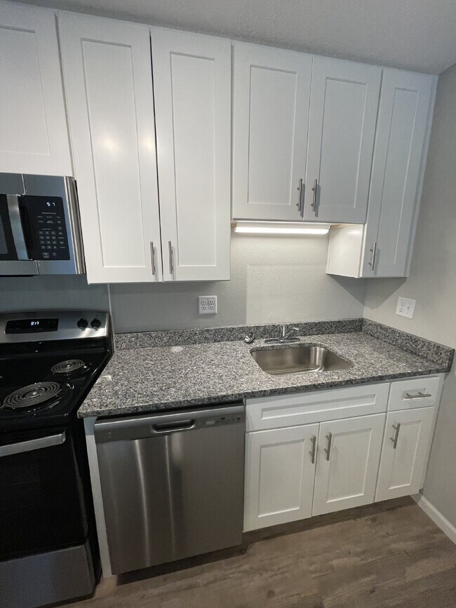 Building Photo - Charming Renovated 2 Bedroom Apartment wit...