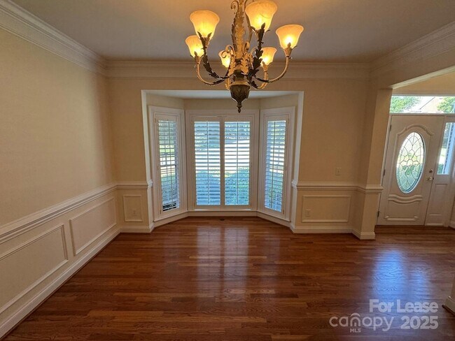 Foto del edificio - 7127 Weddington Brook Dr