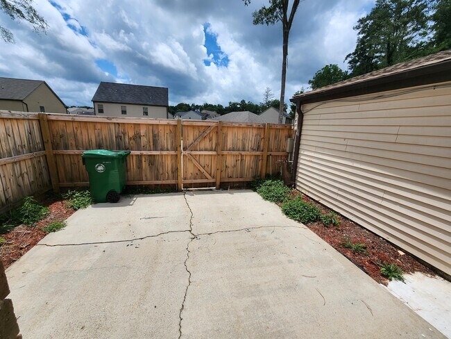 Building Photo - 3250 Strawberry Ln