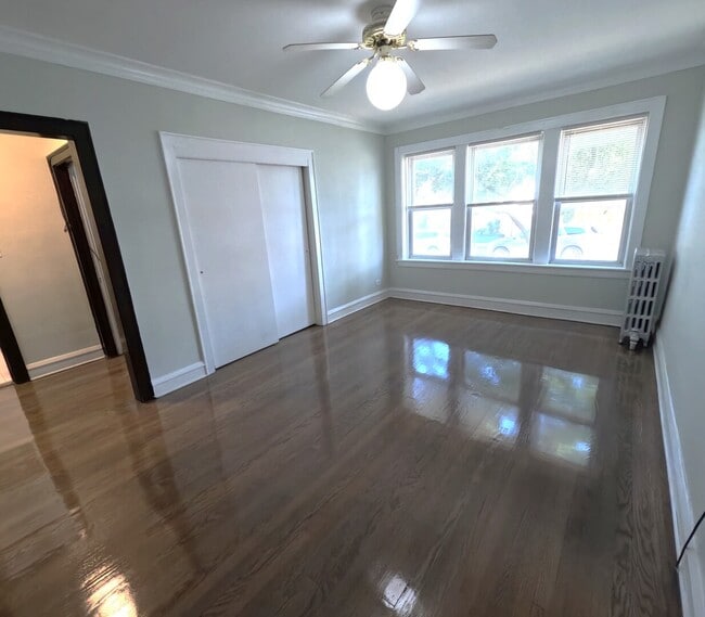 Building Photo - 5548 W Farragut Ave