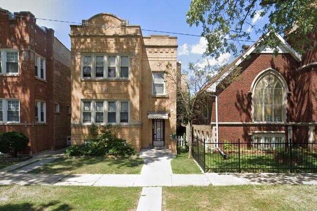 Building Photo - 5012 W Wellington Ave