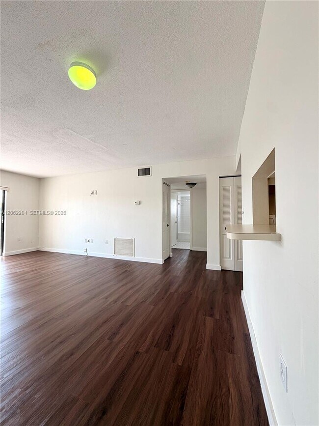 Building Photo - 10431 N Kendall Dr