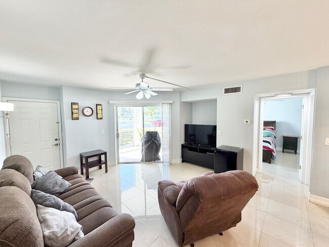 Foto del edificio - ** GRANADA LAKES ** 1 BED / 1 BATH CONDO - GREAT LOCATION - SMALL PET OK! - ANNUAL RENTAL