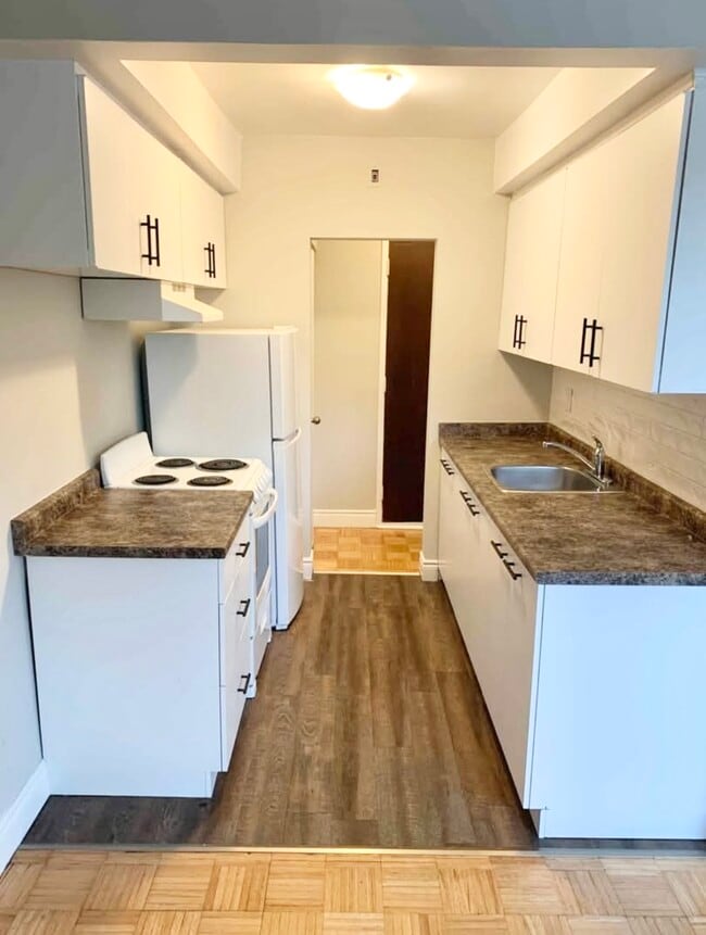 Building Photo - De Laurentian Apartments