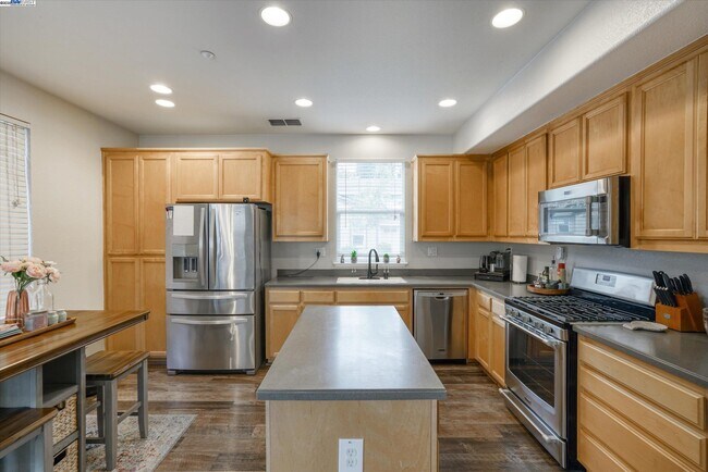 Foto del edificio - 5884 Cedarwood Cmn