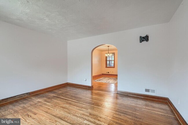 Foto del edificio - 8446 Loch Raven Blvd