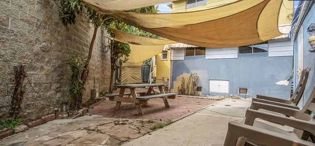 shared backyard - 5608 Fernwood Ave