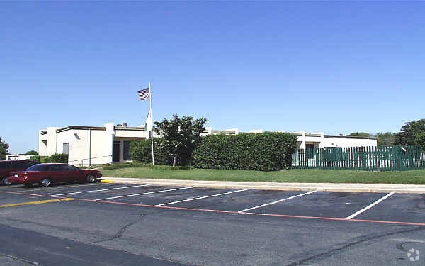 Building Photo - 5901 Calloway Dr S