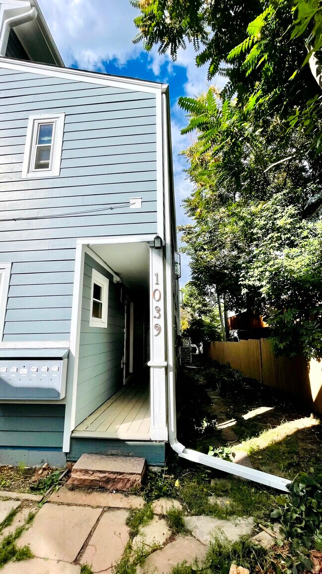 Foto del edificio - 1039 Maxwell Ave