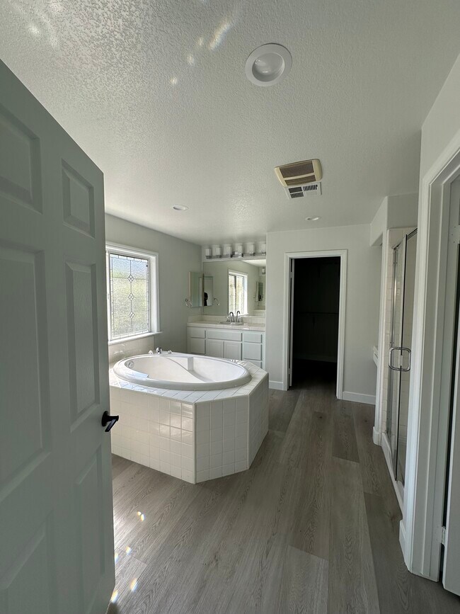 Principal Bath - 25201 Lemongrass St