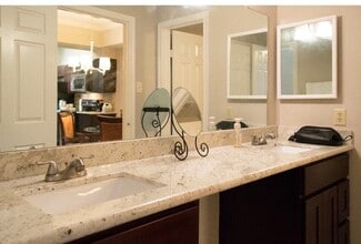 Building Photo - 2255 Braeswood Park Dr