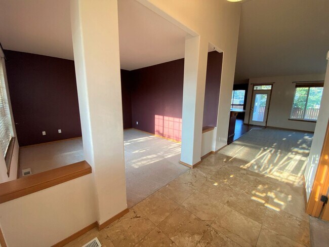 Building Photo - Large 3 Bed Home with Office, Fenced Yard,...